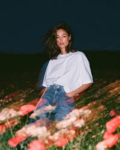 Portrait de mode dans un champ de fleurs sauvages