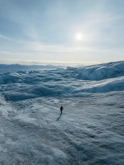 Farbige Skizzenvorlage wird zu Schneeberg, Schiffswrack und Aurora
