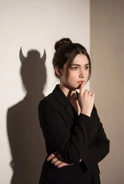 Prompt de Fotografia de Retrato Conceitual: Dualidade e Sombra