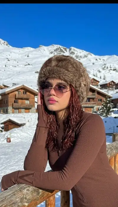 Retrato de Moda Invernal de Mujer de Oriente Medio