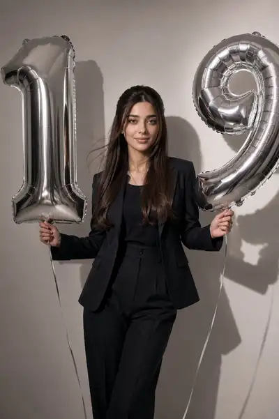 特大シルバーナンバーバルーンを使った誕生日ポートレート