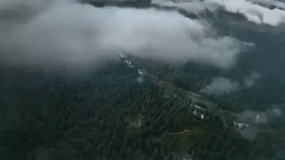 Durchgehende Luftverfolgungsjagd durch eine überflutete Regenwaldschlucht