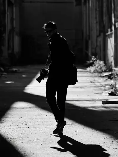 Plantilla de siluetas de fotografía callejera bajo el duro sol del mediodía
