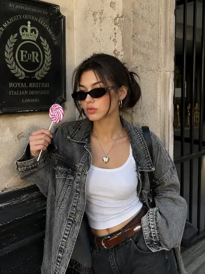 Ultra-realistisches Candid-Foto einer stilvollen jungen Koreanerin, die lässig steht