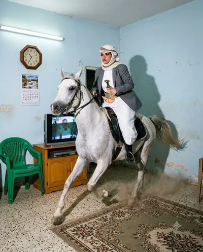 Photo surréaliste d'un cheval galopant dans un salon