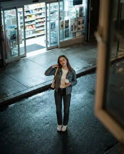 ハイアングル夜間ストリートファッション写真プロンプト