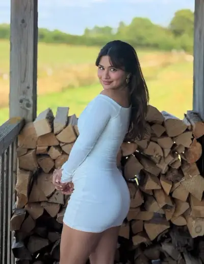 Femme photoréaliste en robe blanche sur le porche