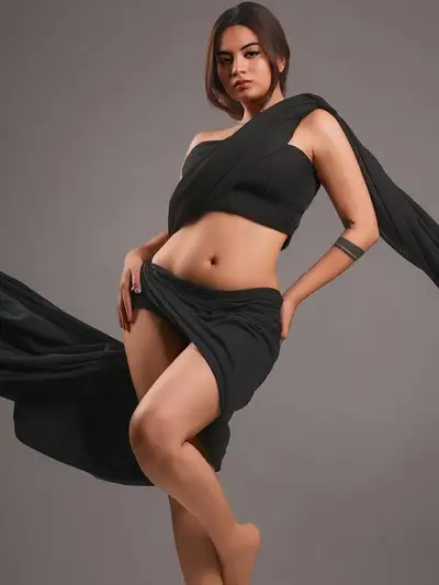 Retrato Editorial de Moda de Mulher Indiana em Conjunto Preto Drapeado