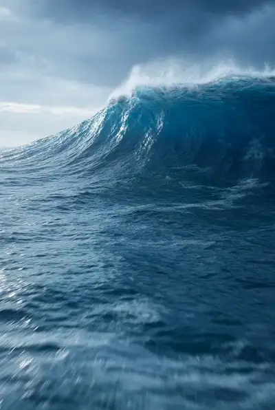 Elemental de água massivo emergindo de uma onda tempestuosa