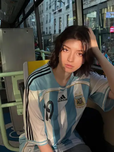 Portrait dans un bus urbain en maillot de football à l'heure dorée