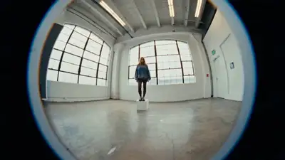 Curta editorial de dança com dois looks de figurino em um loft industrial