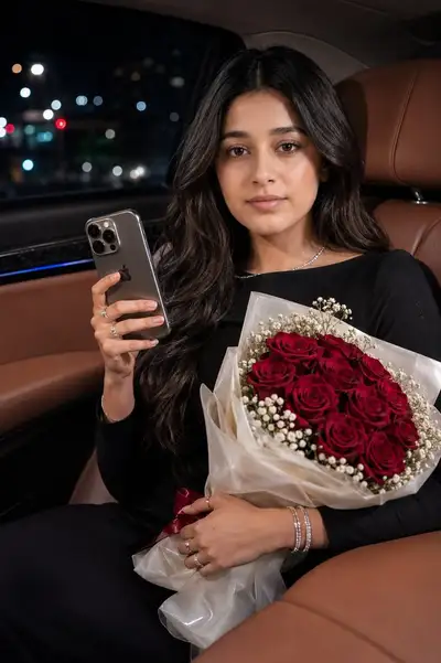 Portrait nocturne en voiture de luxe avec des roses, GPT Image 2