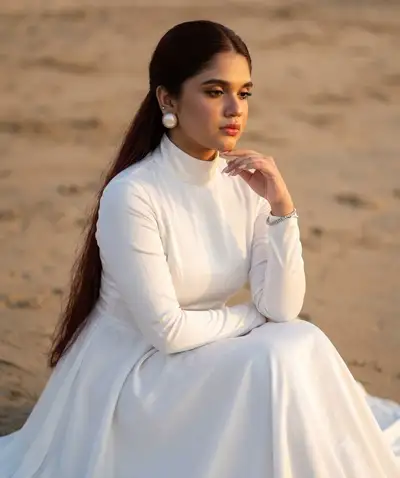 Portrait beauté du soir à la plage : prompt robe en satin à l'heure dorée