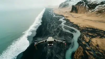 Plongée de drone à travers l'air côtier brumeux
