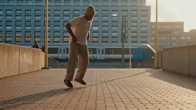 Vídeo de sequência de freezes de breakdance na rua (Seedance 2.0)