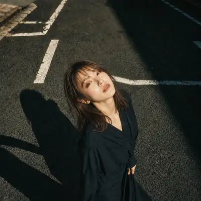 強い日差しと道路標示によるハイコントラストなストリートポートレート