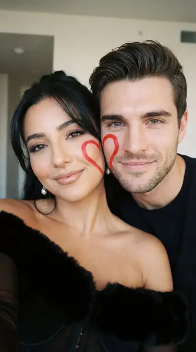 Fotorealistisches Paar-Wangen-Selfie mit Herz-Gesichtsbemalung