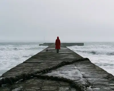 Midjourney Kompositions-Prompt: Frau auf Pier mit Leitlinien