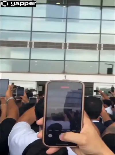 Ultrarealistisches Video einer Promi-Ankunft am Flughafen