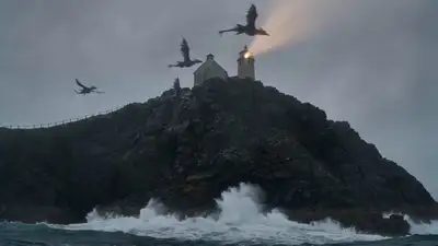 Le faisceau du phare dissout les créatures marines, climax extérieur