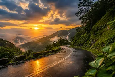 Foto de paisagem de uma estrada de montanha encharcada de chuva