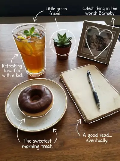Escena acogedora de escritorio matutino con té helado y subtítulos garabateados