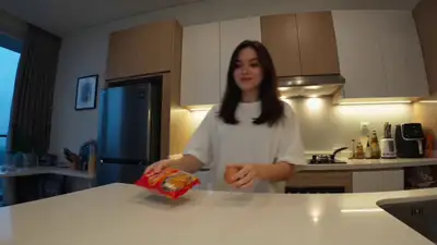 Dokumentarfilmartiges Video vom Kochen von Instantnudeln zu Hause