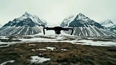 Ascension de drone au-dessus de la toundra extraterrestre