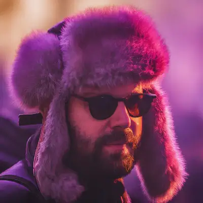 Fotografía Callejera Hombre Gorro de Pelo Concierto