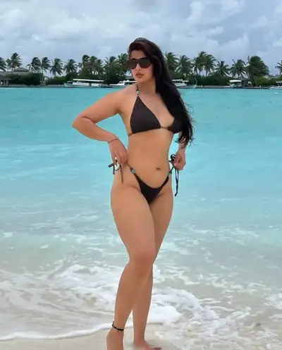 Ultra-photorealistisches Strandportrait einer Frau im Bikini