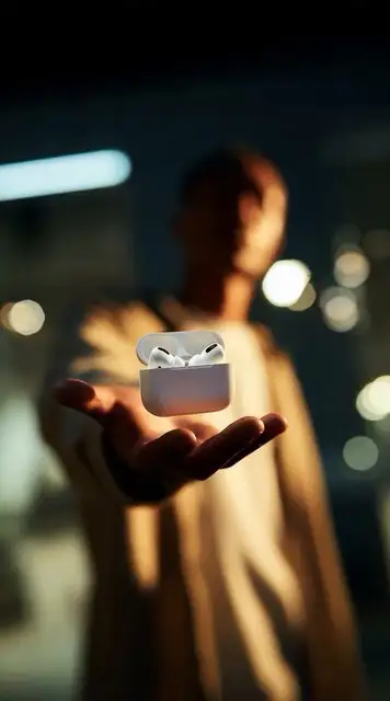 AI Video Ad Prompt for Wireless Earbuds