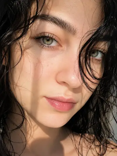 Extreme Nahaufnahme-Beauty-Porträt mit goldenen Sternaugen