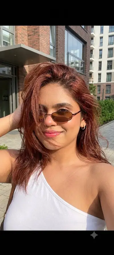 Prompt für ein Porträt mit zerzaustem Haar an einem sonnigen Tag