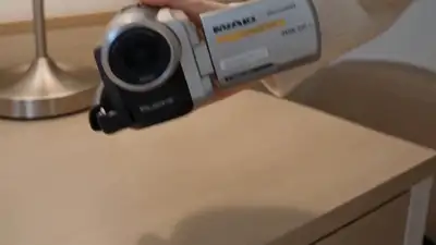 MiniDV-Vlog in Ich-Perspektive beim Fertigmachen zum Freundetreffen