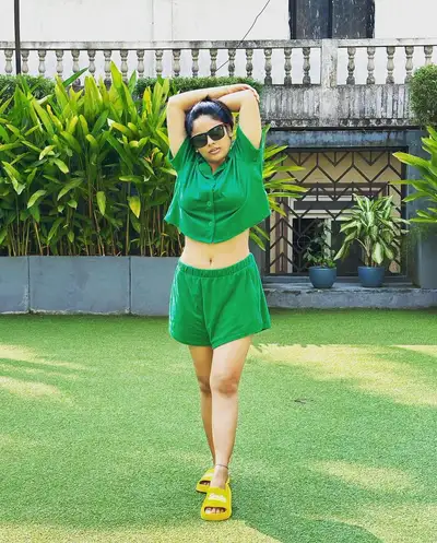 Retrato fotorrealista de una mujer con conjunto verde en una terraza