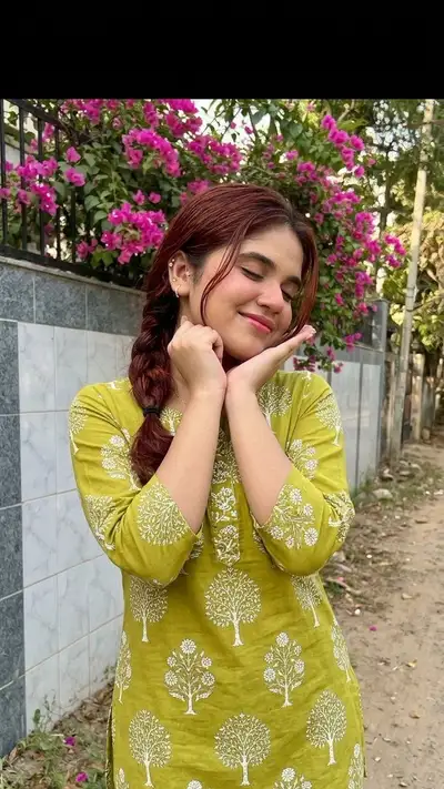 Südasiatisches Blumen-Kurti-Porträt: verspielte Garten-Pose