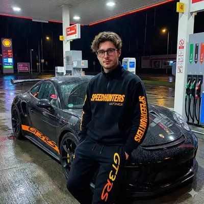 Retrato nocturno en estación de servicio con un Porsche GT3 RS