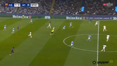 Hyperrealistische Live-Fußballübertragung mit Cameo in der Menge