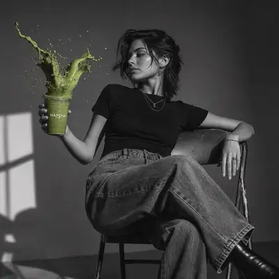 Schwarz-Weiß-Modeporträt mit Matcha-Spritzer
