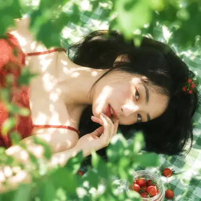 Retrato lifestyle de picnic de verano con tomates y grano de película
