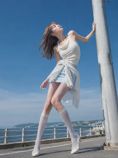 Portrait de mode avec brise d'été au bord de la mer