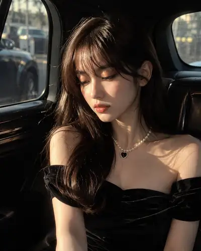 黄金时刻的电影感车内人像，GPT Image 2