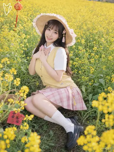春の菜の花畑 日本人アイドルポートレート