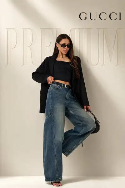 Pose de campana de moda de lujo con tipografia de poster premium