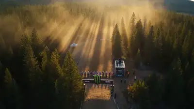 Episches Offroad-Motorradrennen durch Bergterrain