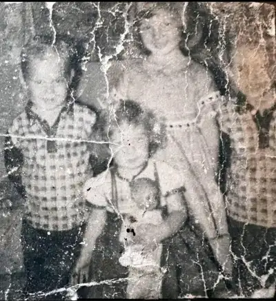 Prompt zur Restaurierung und Auflösungssteigerung alter Fotos