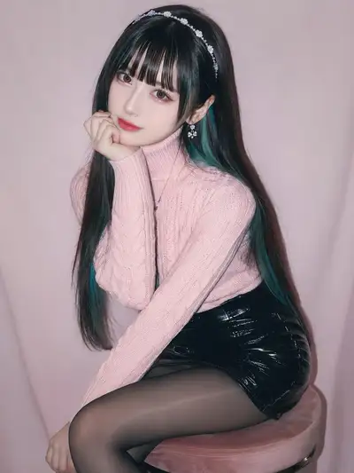 Japanisch inspiriertes Mode-Porträt in Rosa-Schwarz-Petrol-Palette
