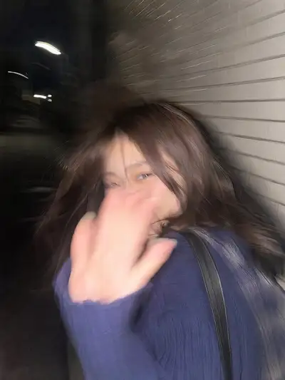Structured JSON Prompt for a Blurry Tokyo Night Snapshot