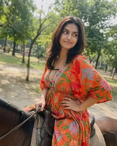 Femme indienne à cheval en robe fleurie