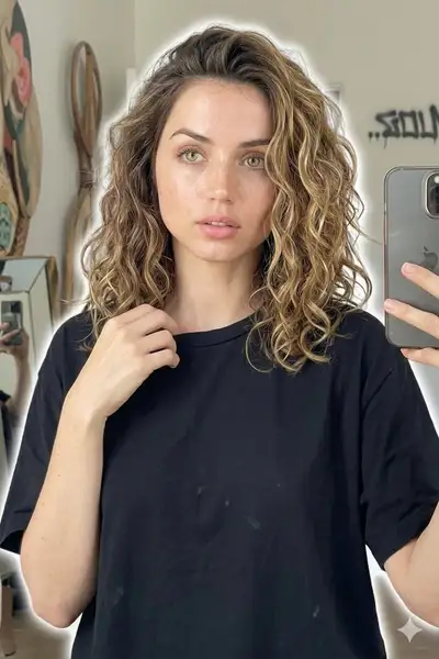 Ultrarealistisches Spiegelselfie-Beauty-Porträt mit Graustufen-Collage